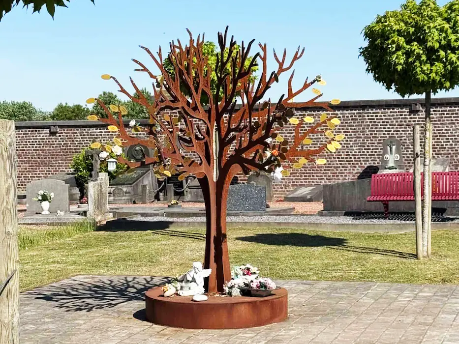 Gedenkboom van 220 cm op het strooiveld van de begraafplaats in Zaventem