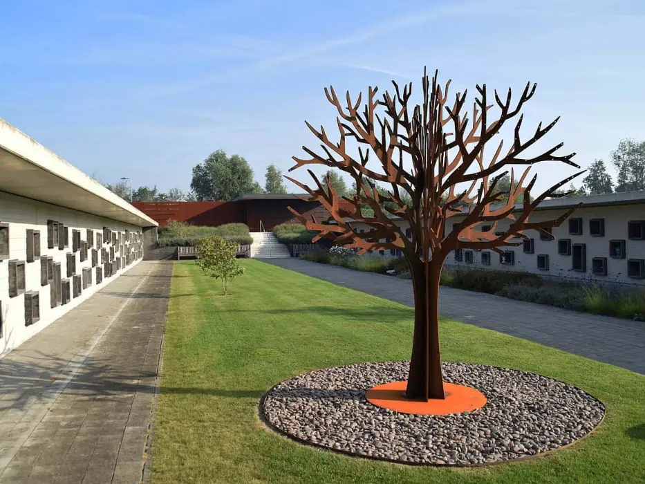 Gedenkboom op gedenkplek op begraafplaats Groene Kerk in Oegstgeest