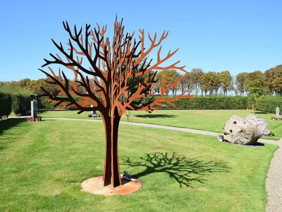 Gedenkboom op strooiveld in herdenkingstuin op crematorium Walpot in Eijsden