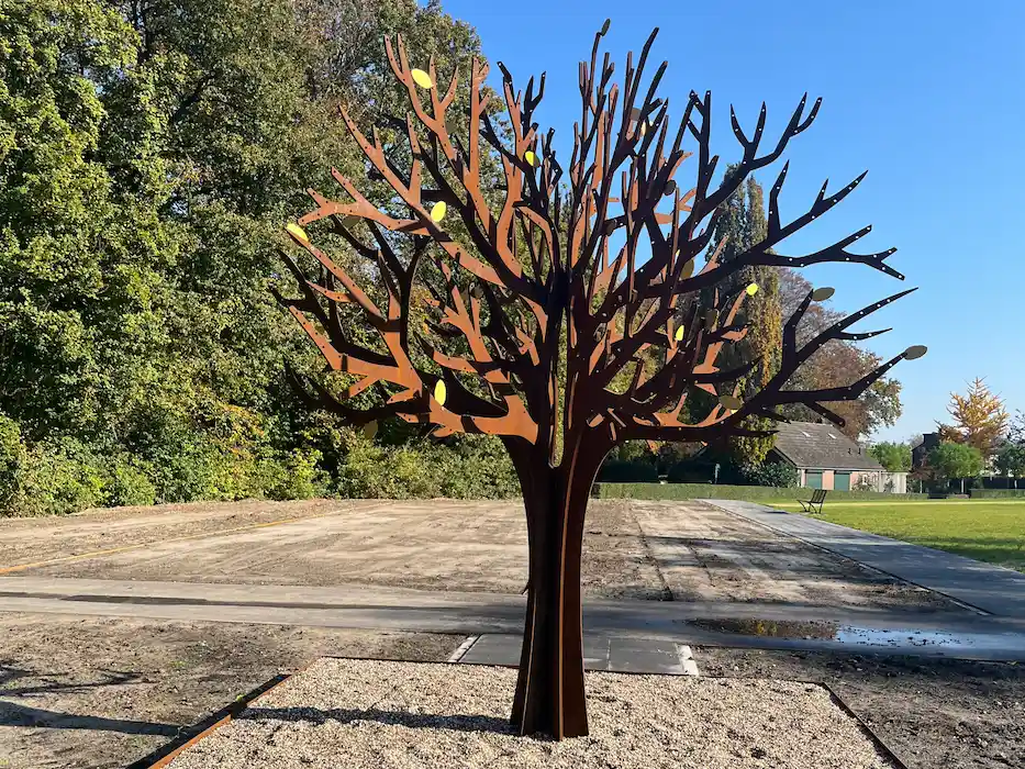Kinderboom van 320 cm op het kinderhof van Begraafplaats Woudenberg