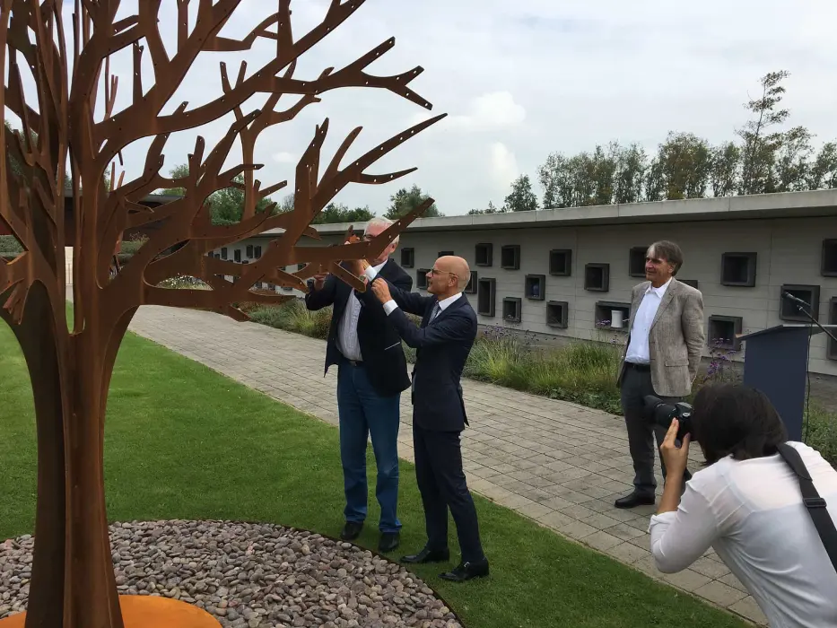 Gedenkboom op gedenkplek op begraafplaats Groene Kerk in Oegstgeest