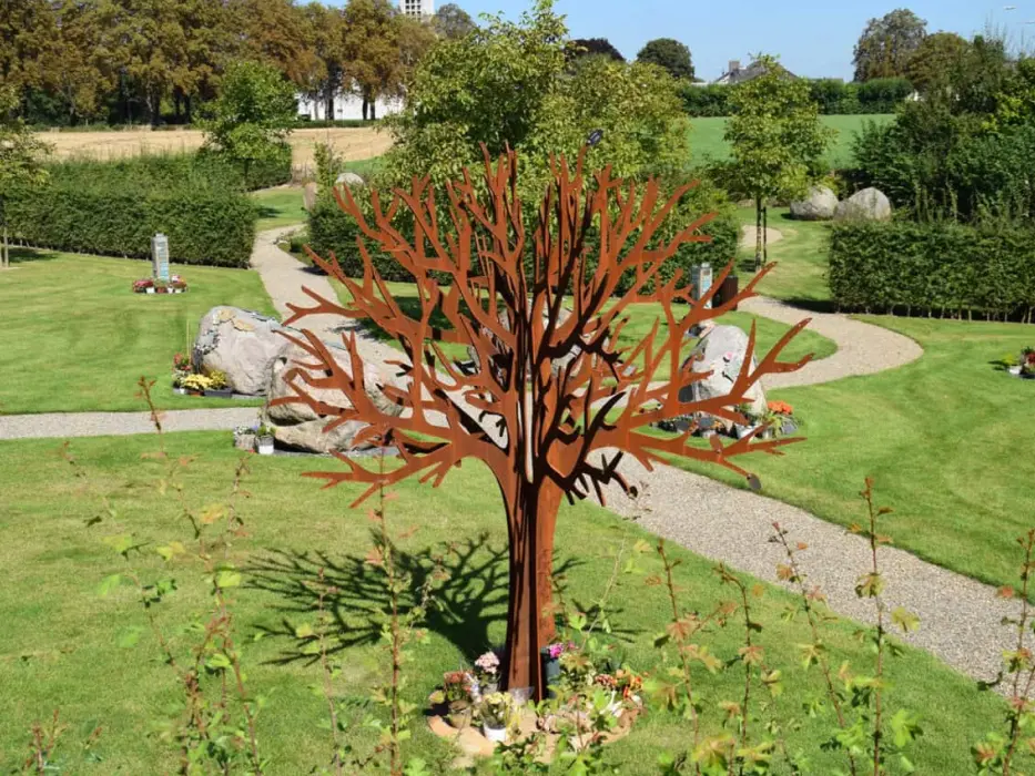 Gedenkboom op strooiveld in herdenkingstuin op crematorium Walpot in Eijsden