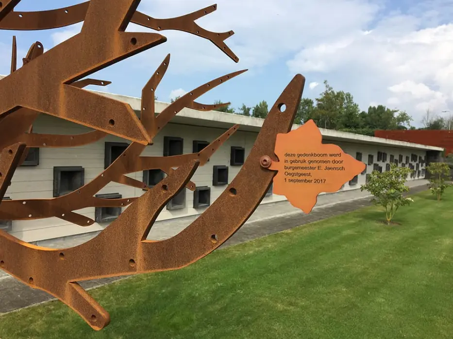 Gedenkboom op gedenkplek op begraafplaats Groene Kerk in Oegstgeest