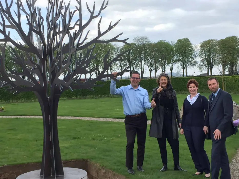 Gedenkboom op strooiveld in herdenkingstuin op crematorium Walpot in Eijsden
