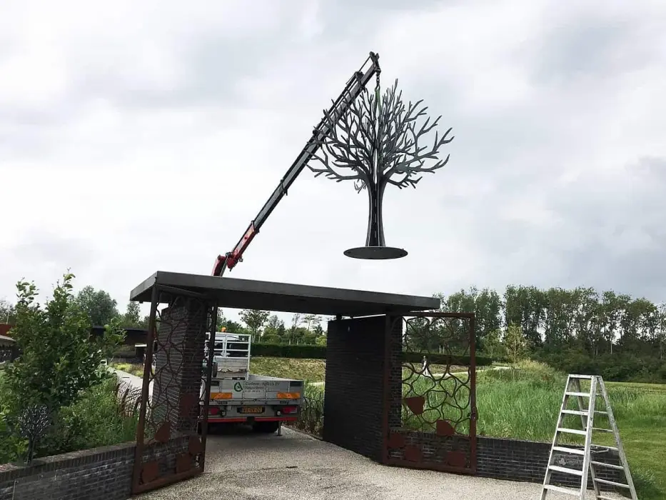 Gedenkboom op gedenkplek op begraafplaats Groene Kerk in Oegstgeest