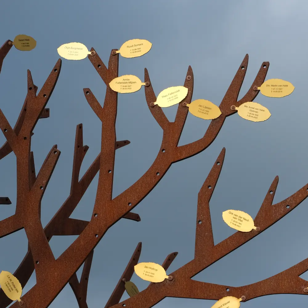 Gouden gedenkblaadjes in een cortenstalen gedenkboom