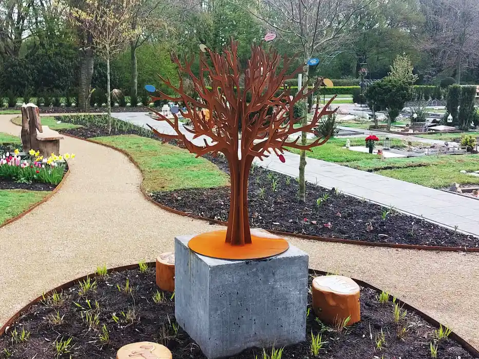 Kinderboom op het kinderhofje van Begraafplaats De Ommering in Spijkenisse