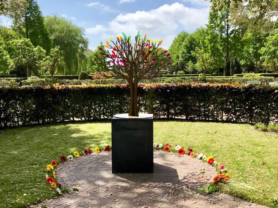 Kinderboom 120 cm in het kinderhofje op begraafplaats Akendam in Haarlem