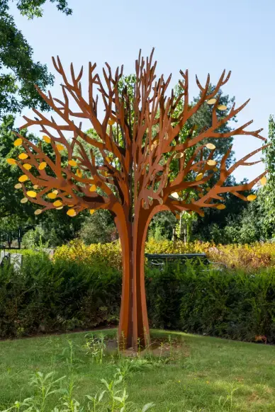 Gedenkboom van 320 cm van cortenstaal als gedenkmonument op een begraafplaats.
