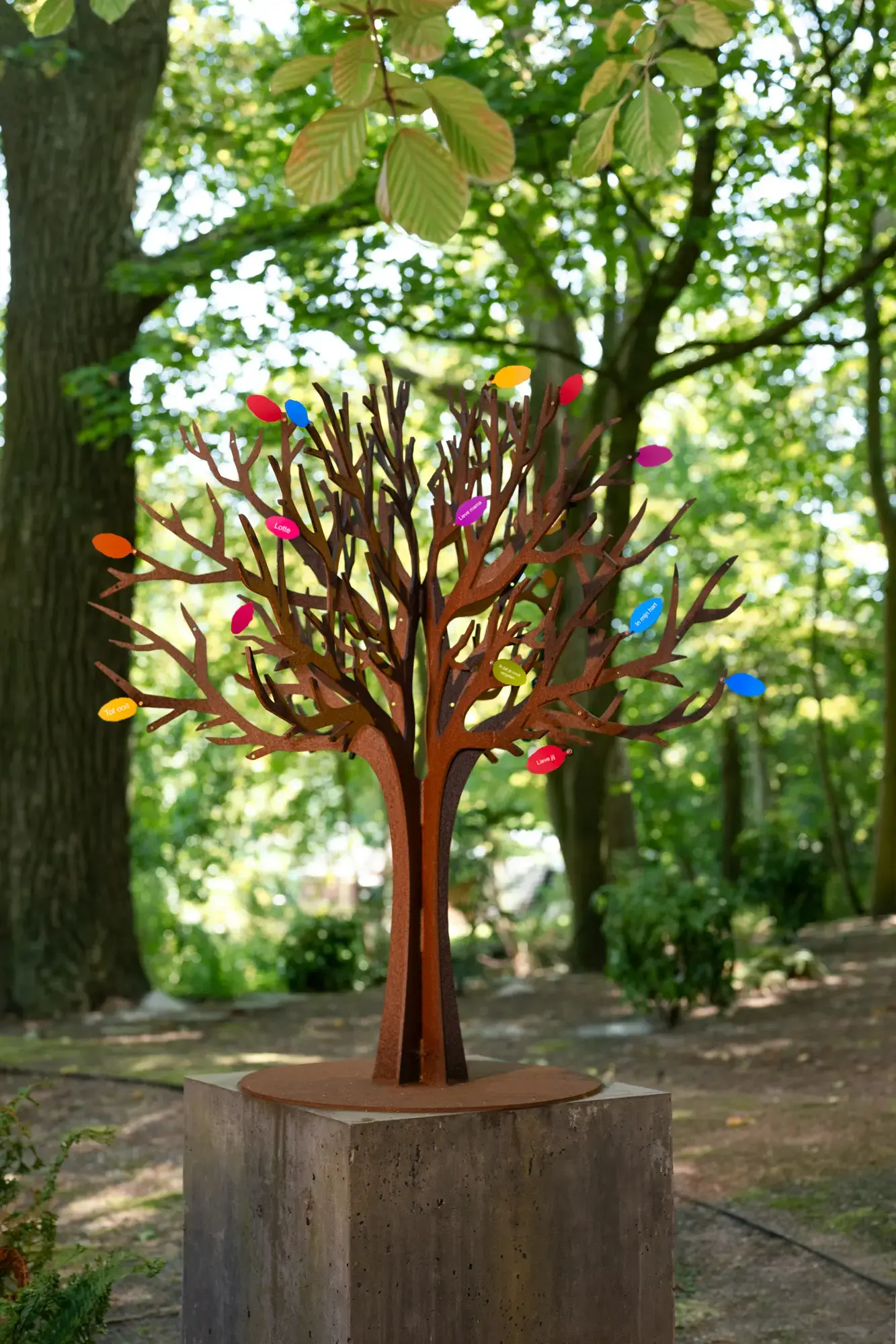 Kinderboom van 120 cm op sokkel met gekleurde gedenkblaadjes