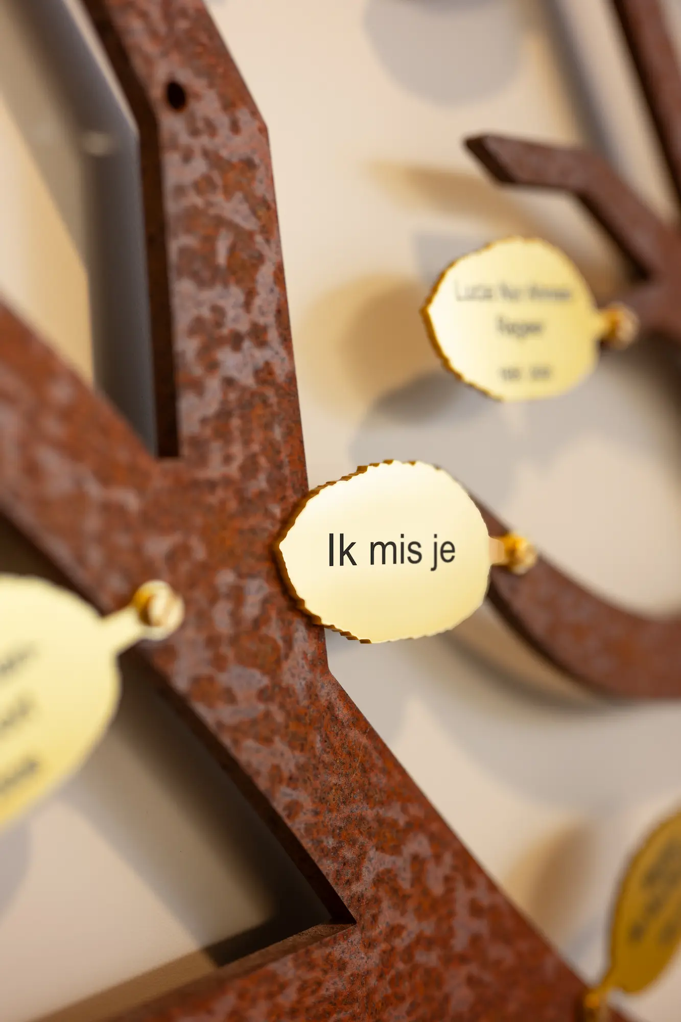 Gedenkblaadjes aan de muurboom van cortenstaal