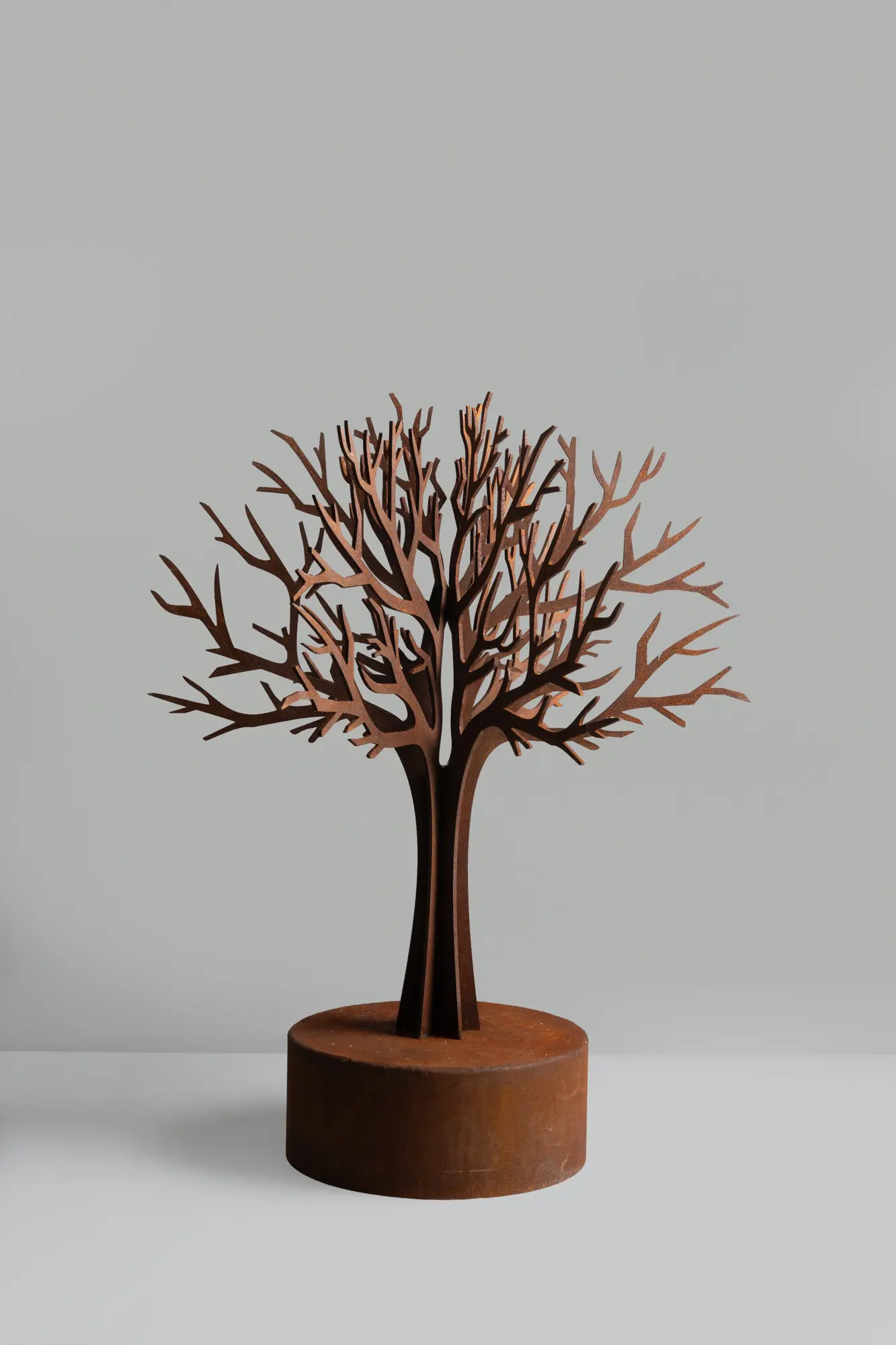 Urn op sokkel voor in de eigen tuin.