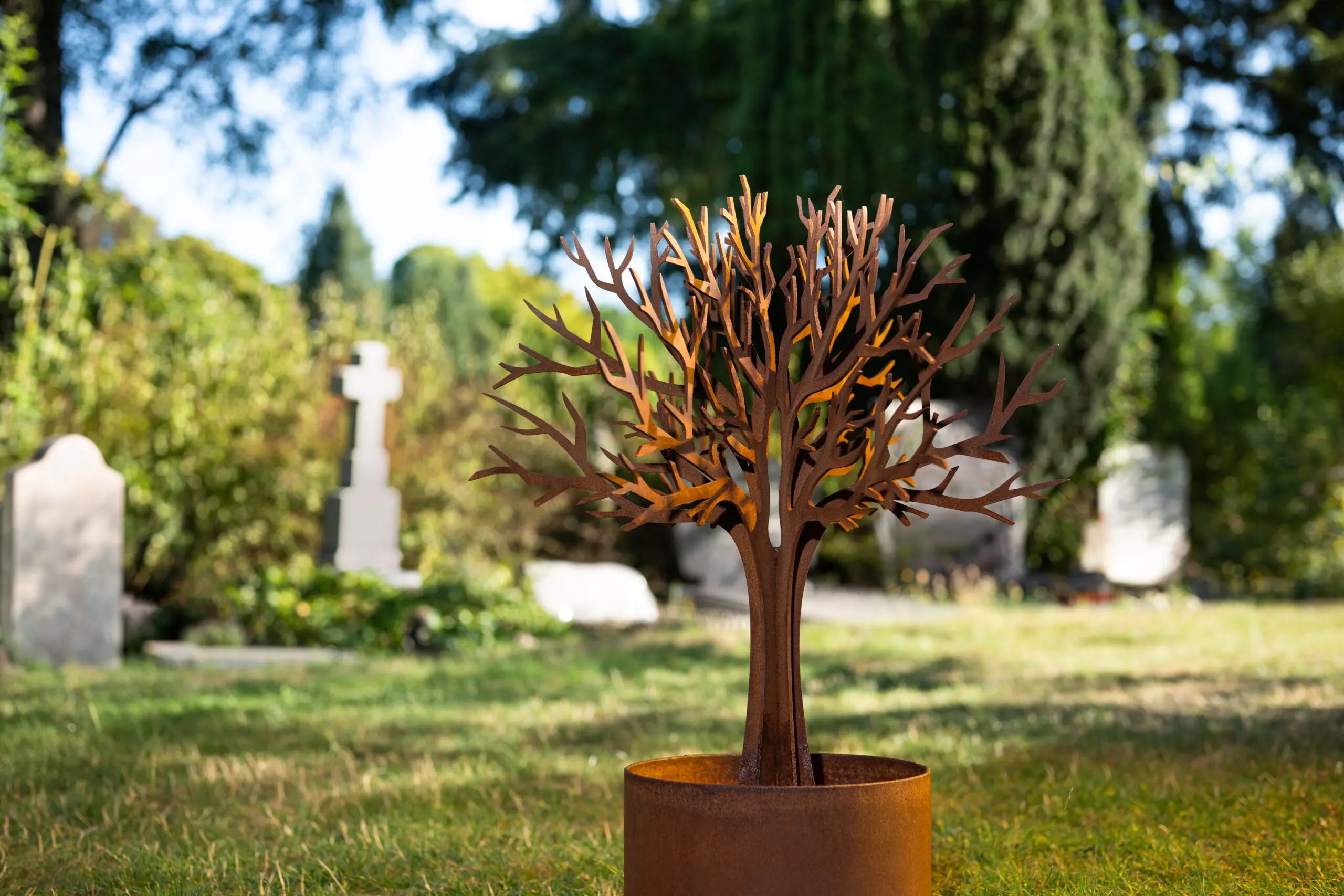 Grafmonument van cortenstaal in de vorm van een gedenkboom